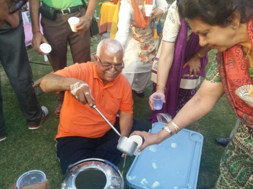 Members of Humjoli make and distribute Thandai