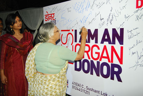 cm-sheila-dixit-siging-the-donor-card-on-april-4-2012