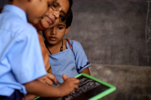 children_reading_pratham_books_and_akshara_-_flickr_-_pratham_books_86