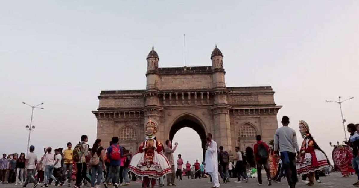 Flash Mob Enthralls Visitors at Gateway of India on Rashtriya Ekta Diwas