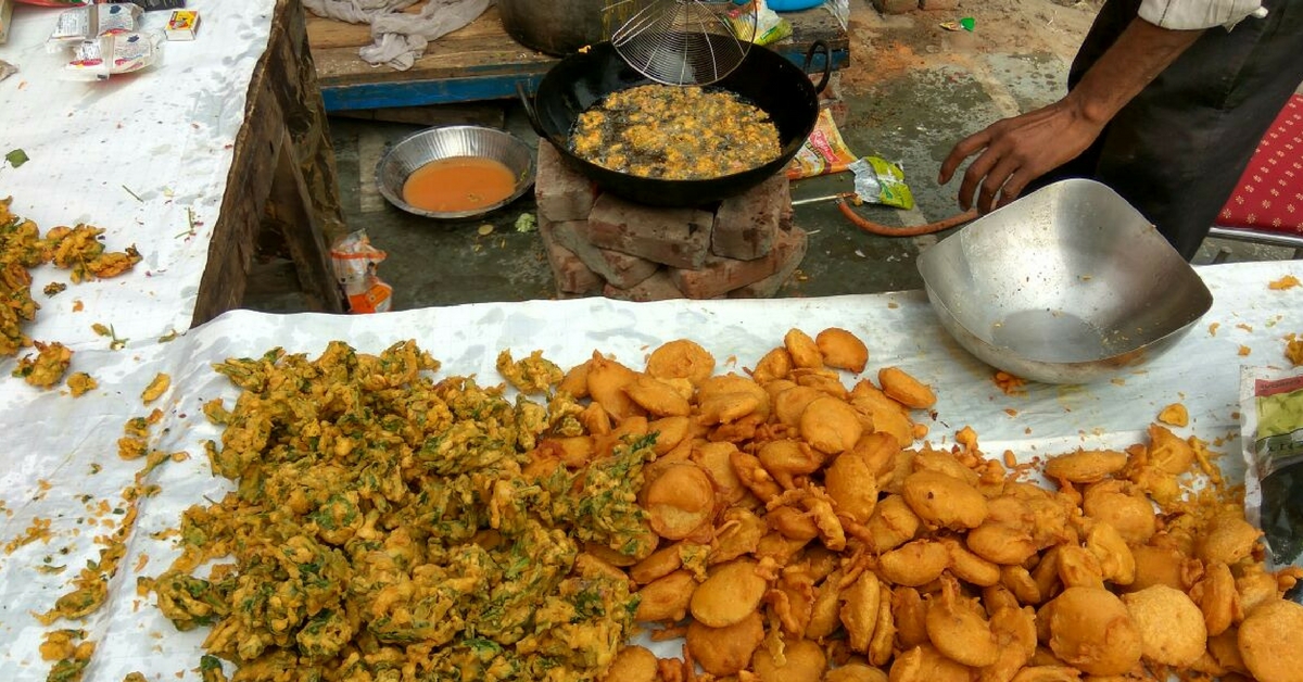 Fresh pakoras being prepared for free distribution