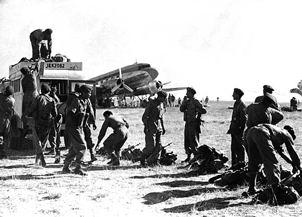 indian-troops-in-srinagar-kashmir-airport-oct-27-1947