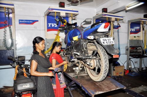 In Odisha’s far-flung Gajapati district, Subarni Paikaray and 16 other teenage girls have trained to become motor mechanics. (Credit: Elisa Patnaik\WFS)