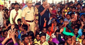 This Bihar IPS Officer Teaches Migrant Workers' Kids Every Evening. And they Love It!