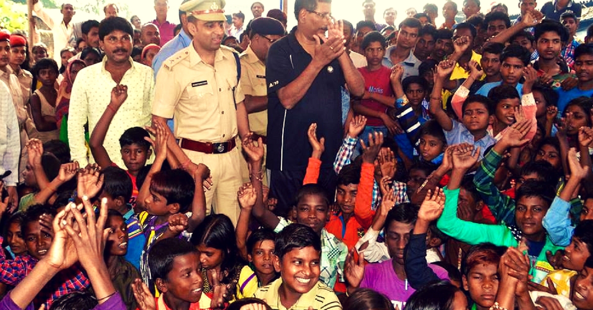 This Bihar IPS Officer Teaches Migrant Workers’ Kids Every Evening. And they Love It!