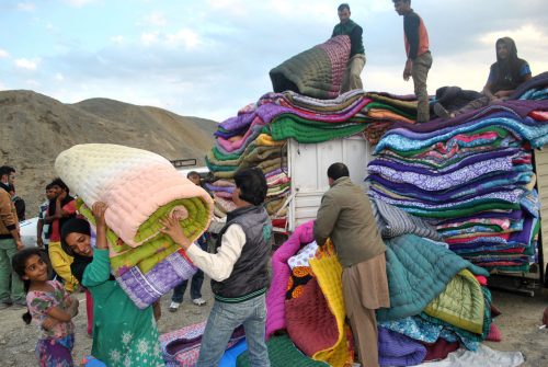 kashmir-distribution-of-quilts-and-blankets