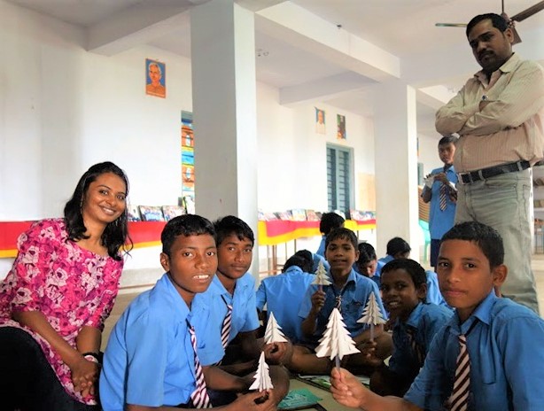 Shalini_krishnan_teaching_tribal_students