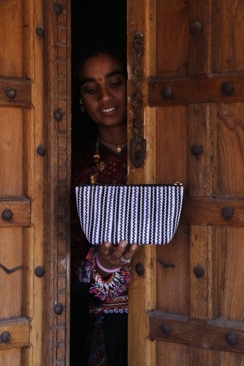 Artisan holding Pabi Bag