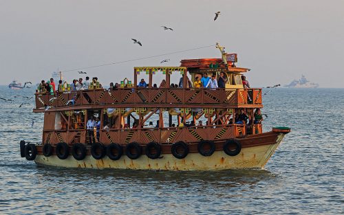 Ferry_near_Gateway_of_India