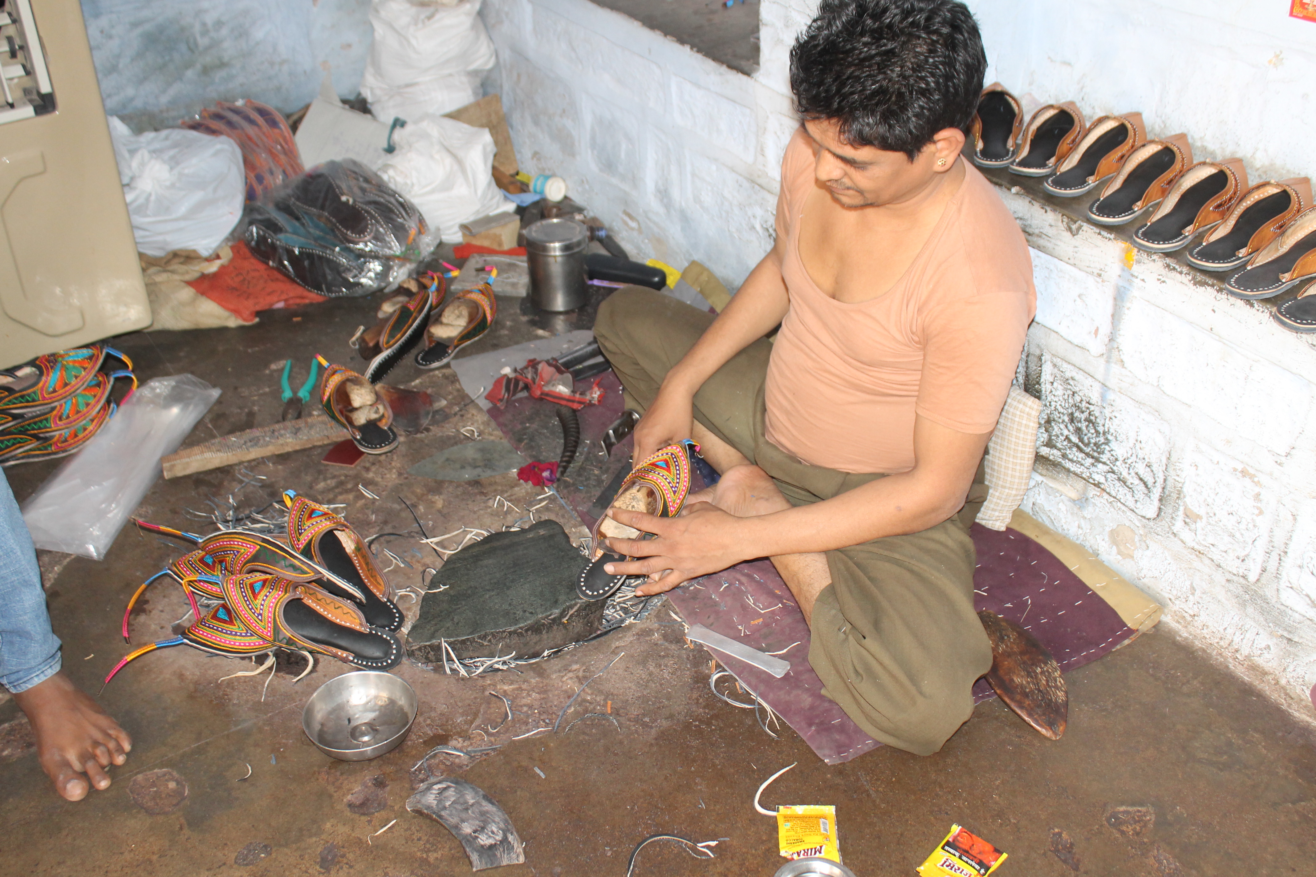 Last step for the finished Jodhpuri chappal