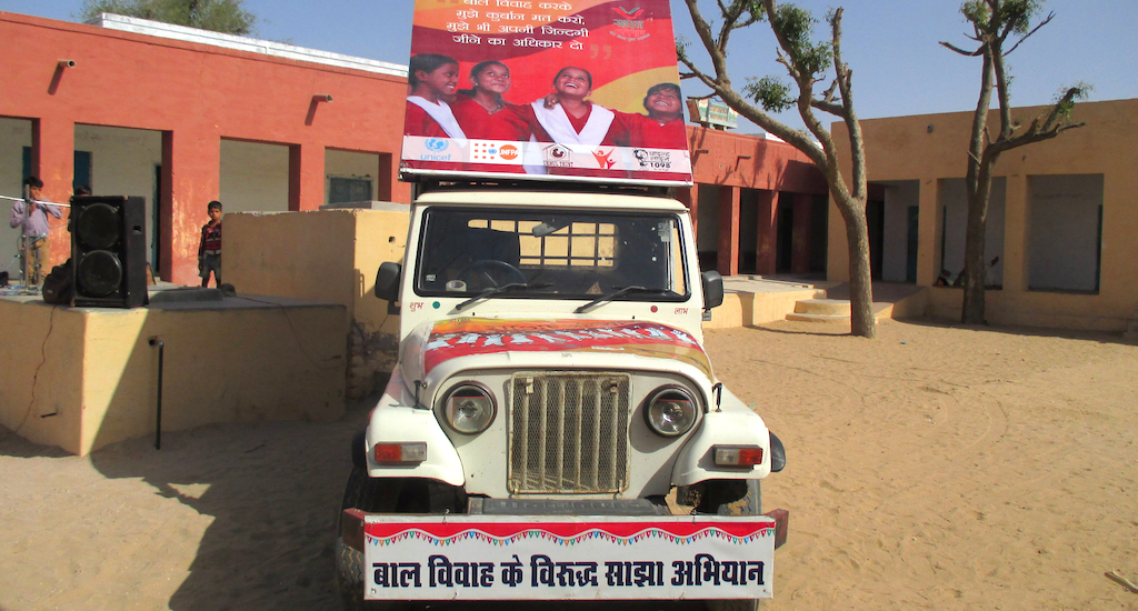 The campaign van roams the desert, spreading awareness on child marriage. (Photo by Tarun Kanti Bose)