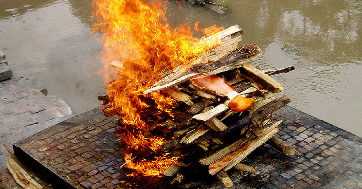 These Girls Carried Their Father to the Funeral Pyre Breaking All Stereotypes