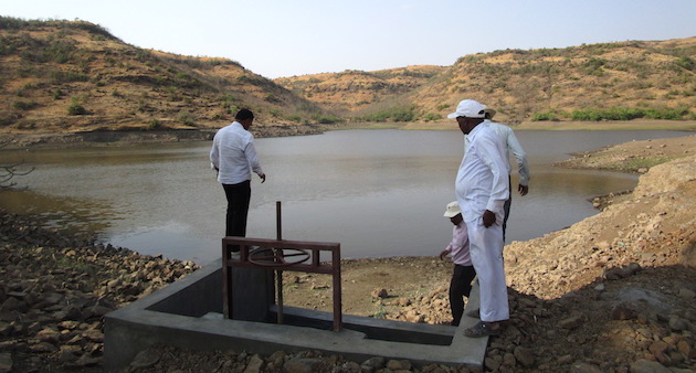 This large pond in upstream of Velu village in Koregaon taluk was constructed during the worst drought of Maharashtra in 1972. A perfect site, it has catchment area of 4-5 km. It has water through the year. All new ponds in the surrounding areas have gone dry. (Photo by Nidhi Jamwal)