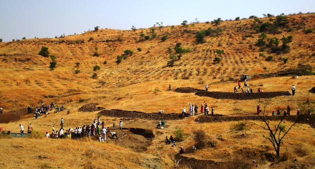  Villagers of Pawarwadi building earthen check dams and digging continuous contour trenches. It is important to work from ridge to the valley. (Photo by Nidhi Jamwal)