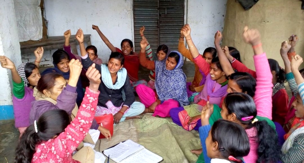Girls of Sukanya Club are expressing solidarity at a meeting in West Champaran district. (Photo by Mohd Imran Khan)