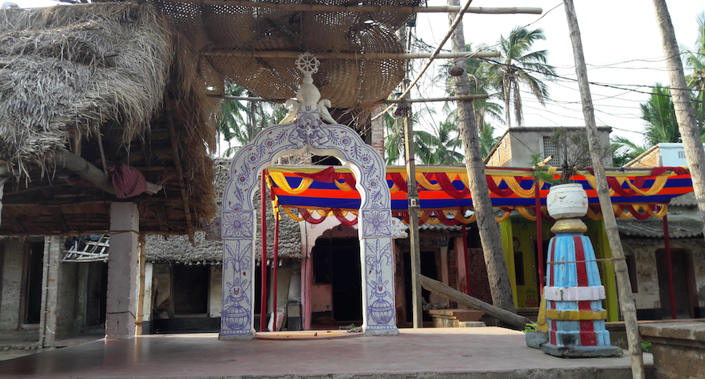 A village lane in Raghurajpur. (Photo by Jael Silliman)