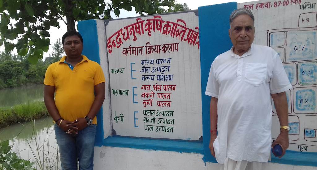 Gopalji Trivedi (right), former vice-chancellor of Rajendra Prasad Central Agricultural University at Pusa, convinced farmers in Mutlupur to use a barren wetland for agricultural purposes. (Photo by Mohd Imran Khan)