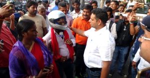 On Karva Chauth, Here's What Lucknow Police Gave to Helmet-Less Couples!