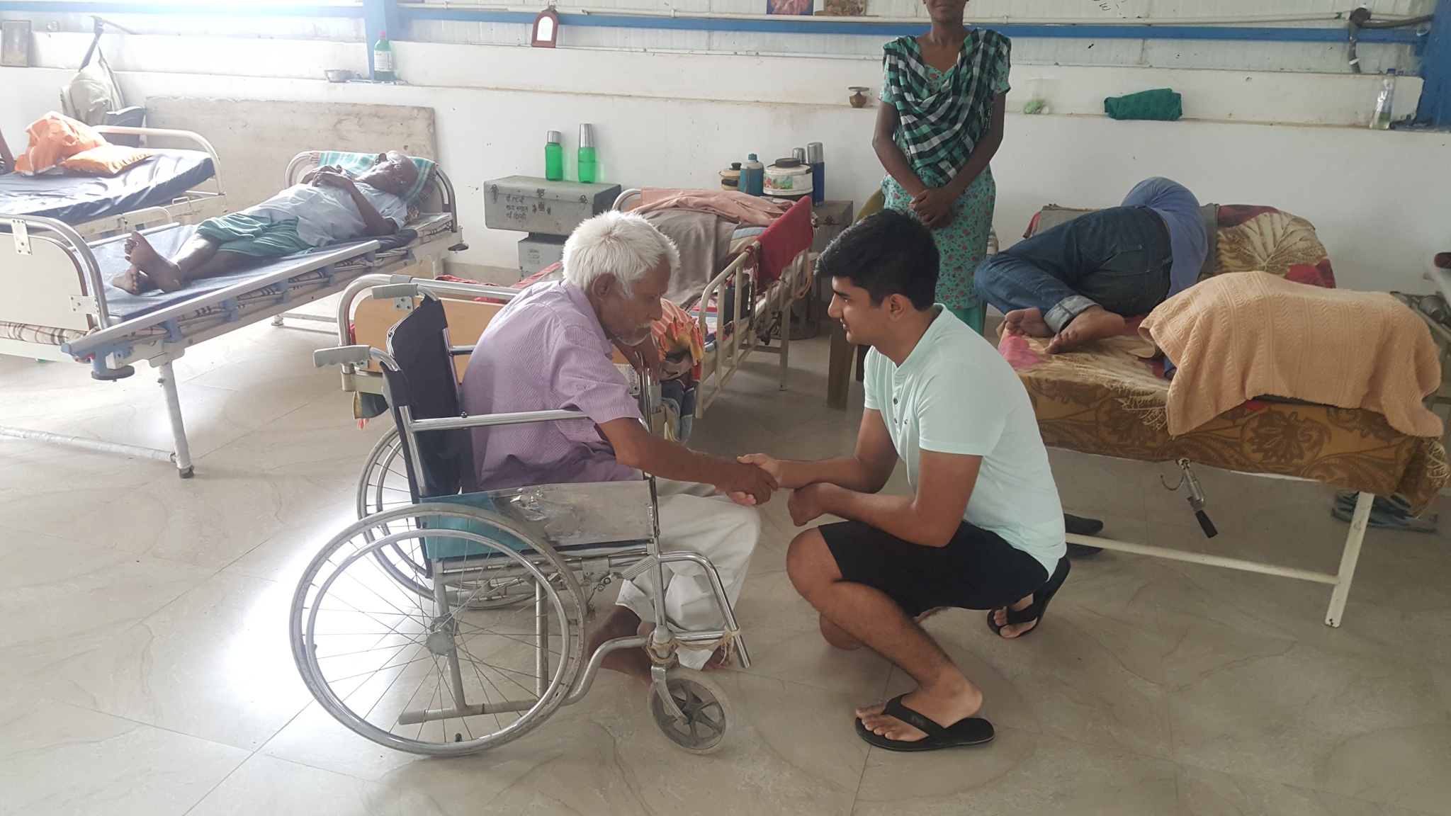 Vedaant Aggarwal with an elderly man during his stint at Earth Saviours Foundation (Source: Vedaant Aggarwal)
