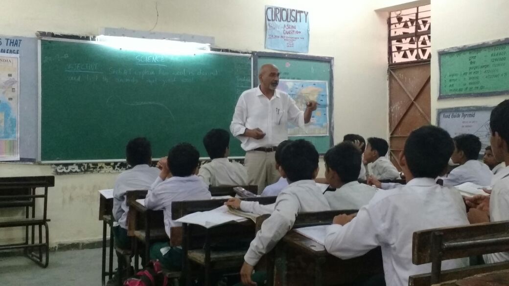 Ravinder Singh teaching children at a government school in Delhi. (Source: Ravinder Singh Dahiya)