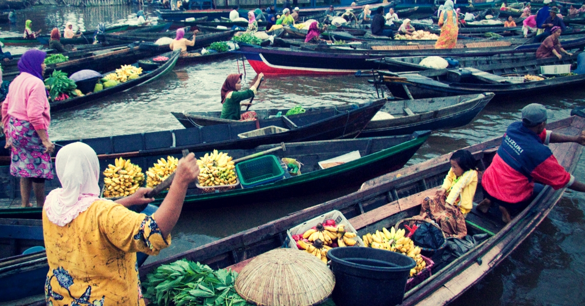 A Traditional Floating Market. Picture Courtesy: Wikimedia Commons.