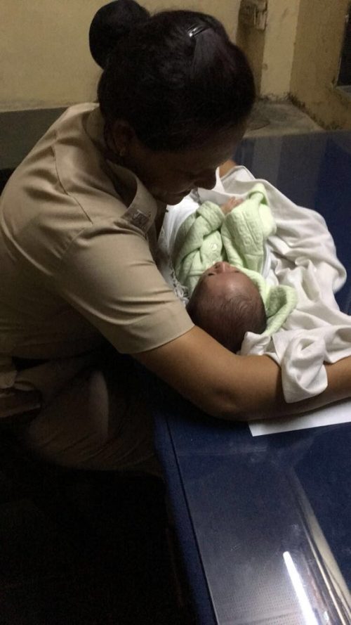 Screenshot of a policewoman with the abandoned child. (Source: Twitter)