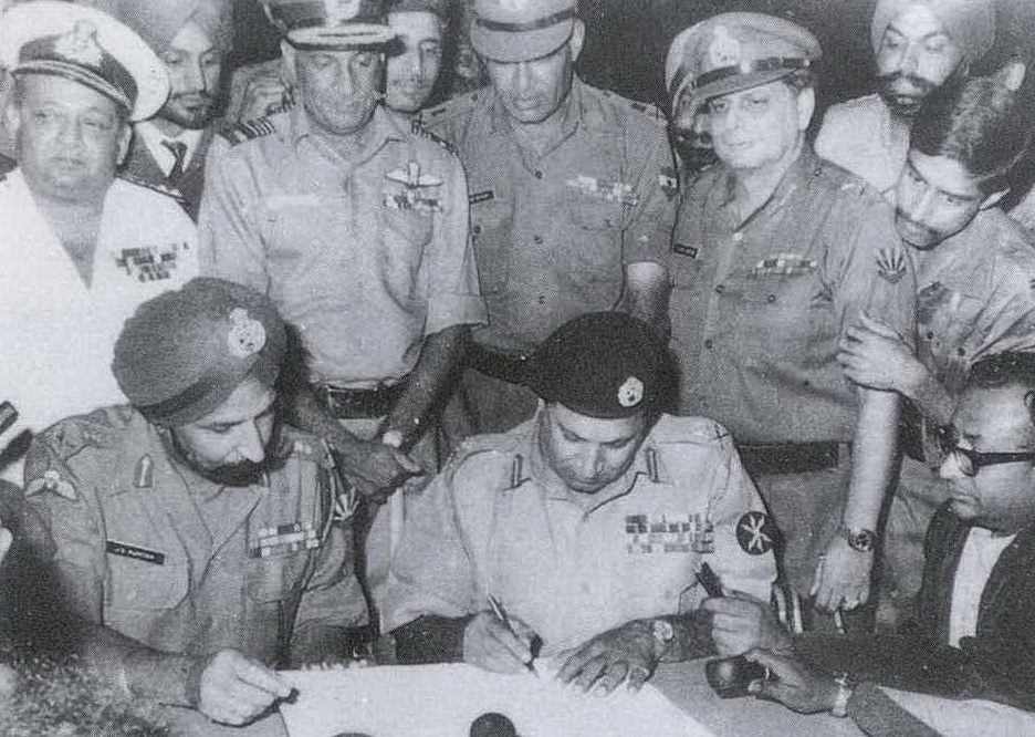 Lt Gen Niazi of Pakistan signing the Instrument of Surrender under the gaze of India's Lt Gen Aurora .