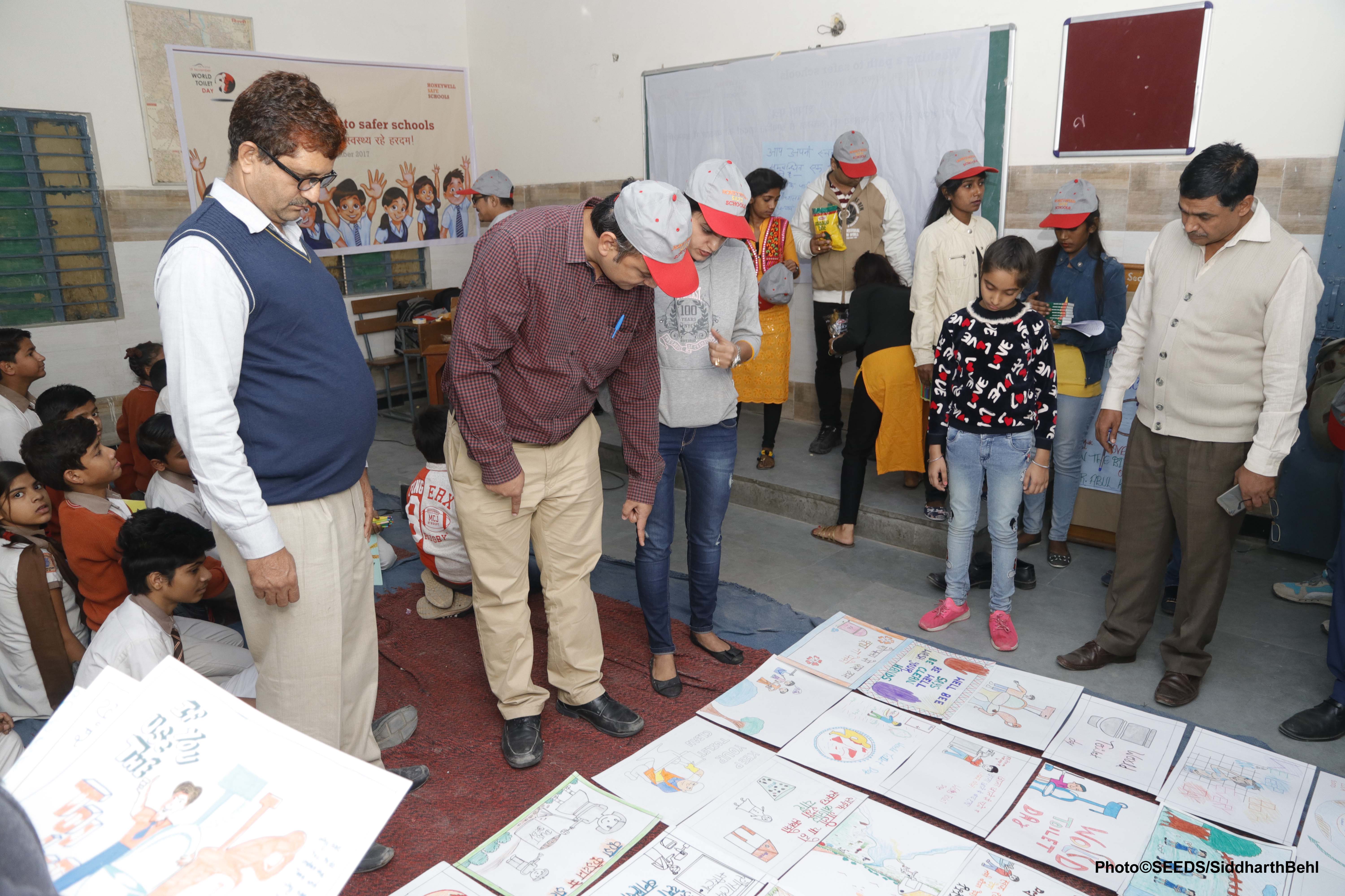 Experts and volunteers from SEEDS, alongside teachers and school children. (Source: SEEDS)