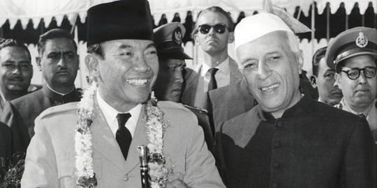 India's first Prime Minister Jawaharlal Nehru with Indonesia's first President Sukarno. (Source: Twitter/Indian Diplomacy) 