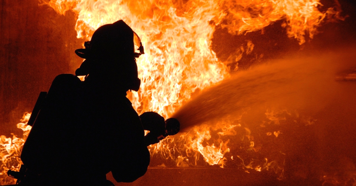 Officer Who Rescued 30 from Fire Becomes First Civilian to Receive This Award