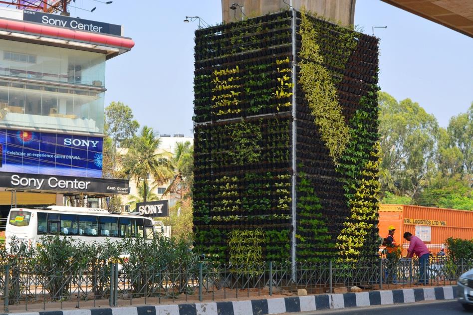 vertical gardens Delhi metro