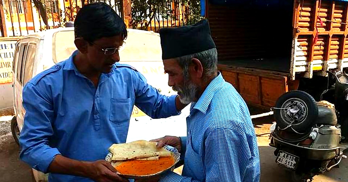 Do Roti Zindagi Ki: Hyderabad Man Ensures That The Needy Don’t Sleep Hungry!