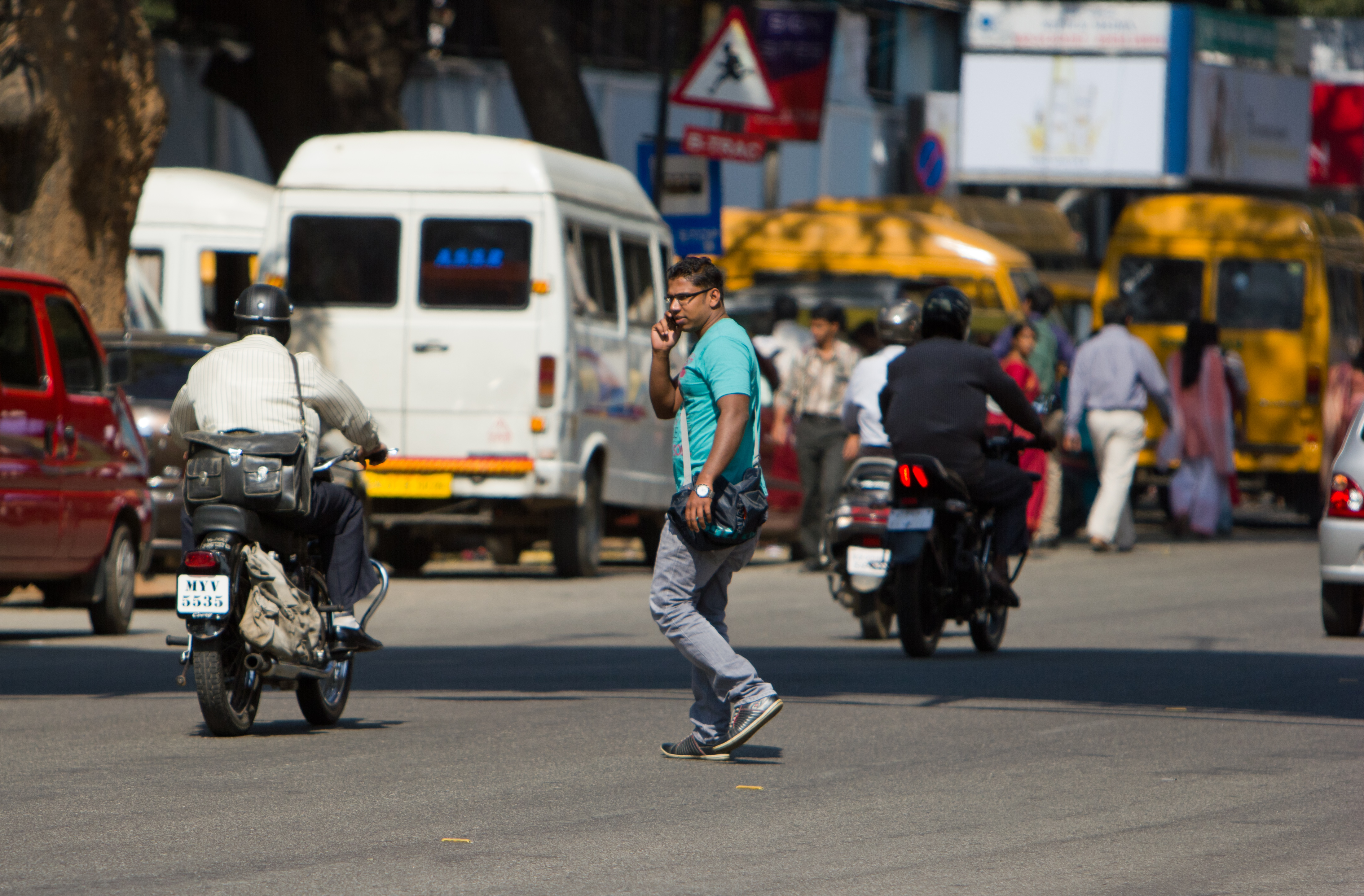 Kolkata traffic police phone pedestrians