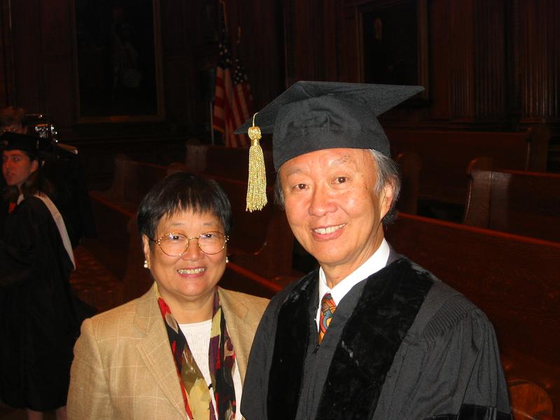 Charles K Kao and his wife in 2004. (Source: Wikimedia Commons)