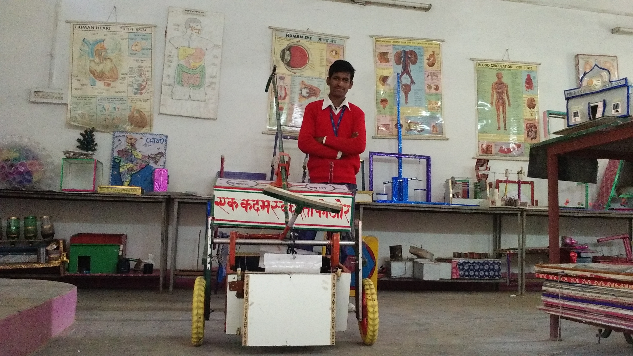 mathura-boy-garbage-collecting-cart