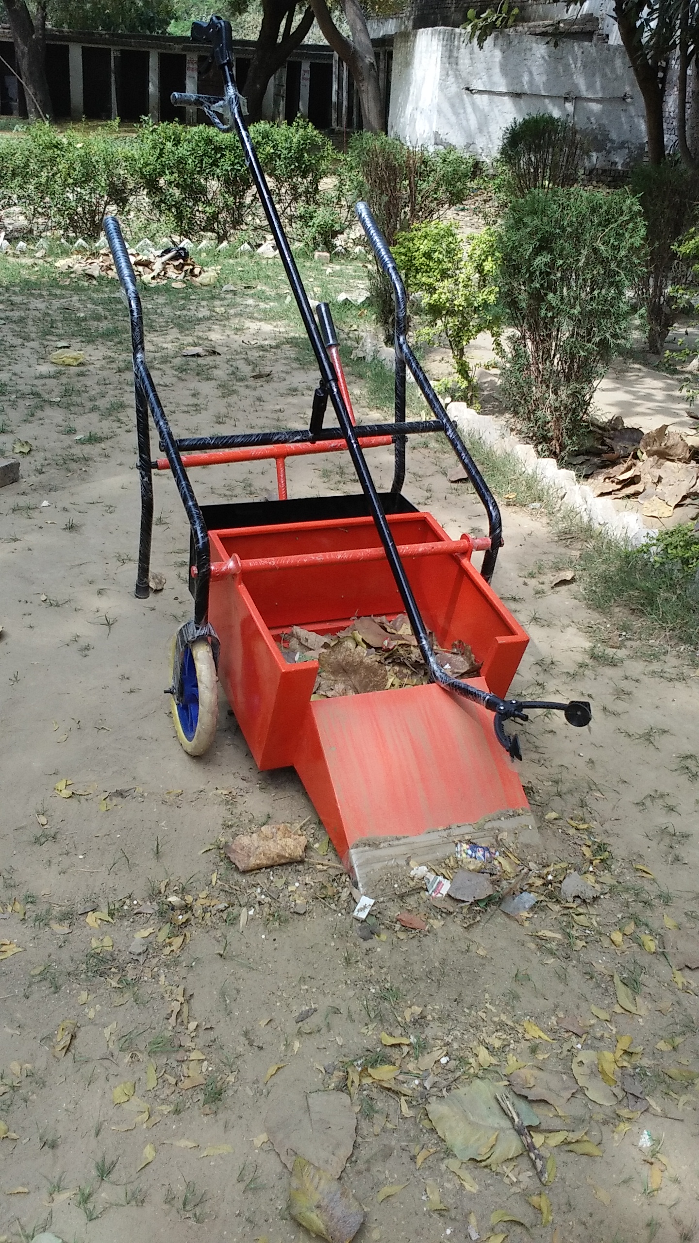 mathura-boy-garbage-collecting-cart