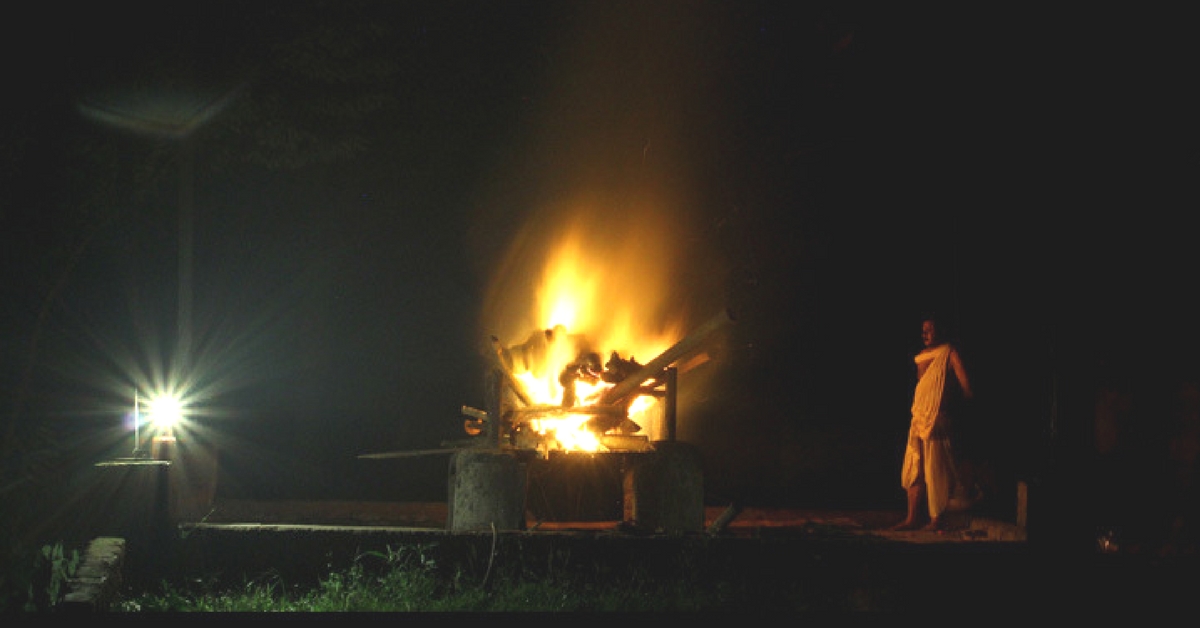 ‘Green’ Kolkata Crematorium Lets You Use Cow Dung Cakes, Instead of Wood