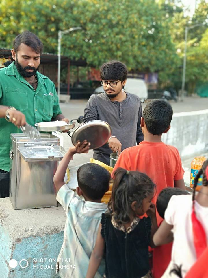 mumbaikar feeds hundreds