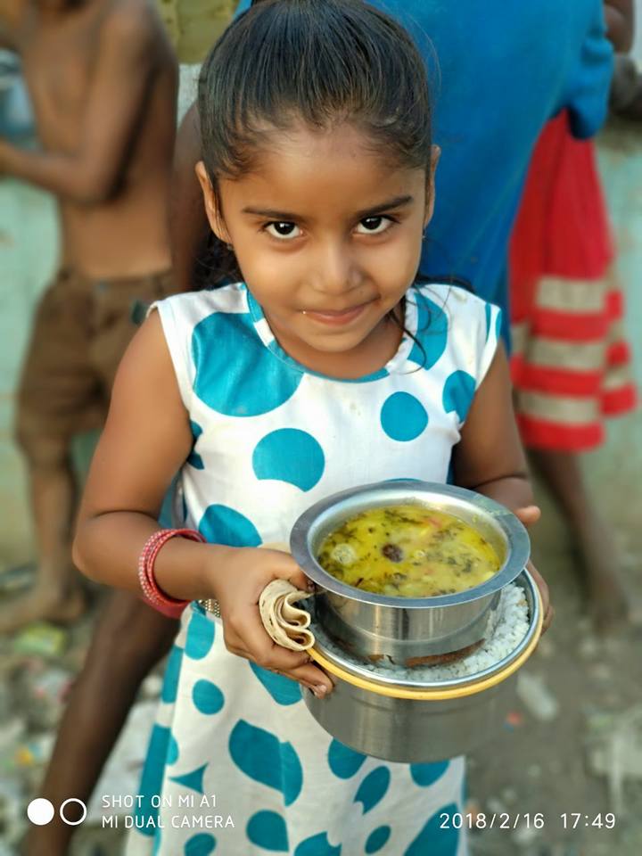 mumbaikar feeds hundreds