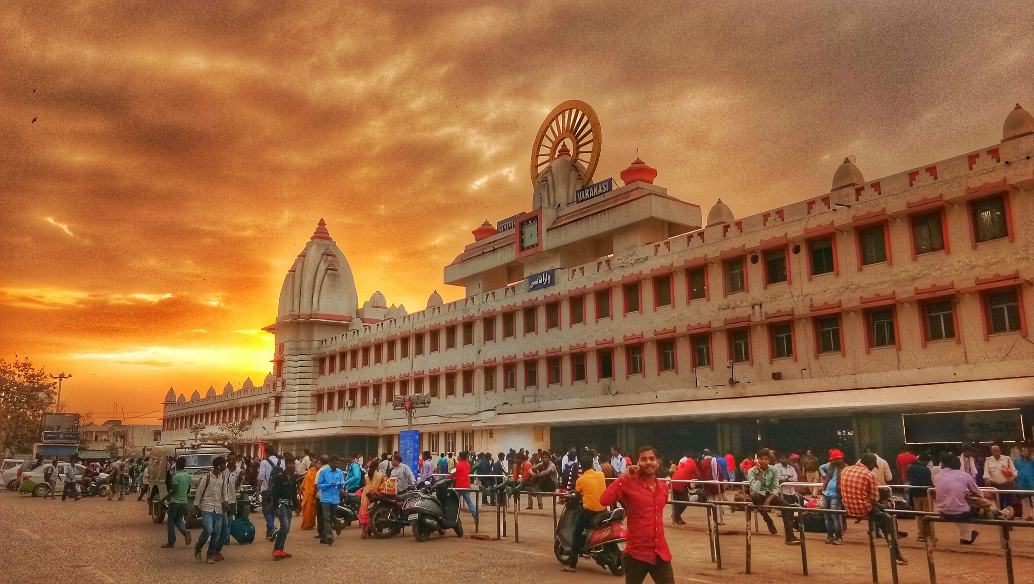 City journey. Varanasi Temple Leans. Бридж рама Варанаси отель. Комната отдыха на станции Варанаси.