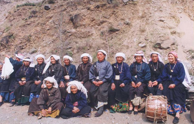 Participants of the first all-woman Chipko action at Reni village in 1974 on left jen wadas, reassembled thirty years later. (Source: Wikimedia Commons)