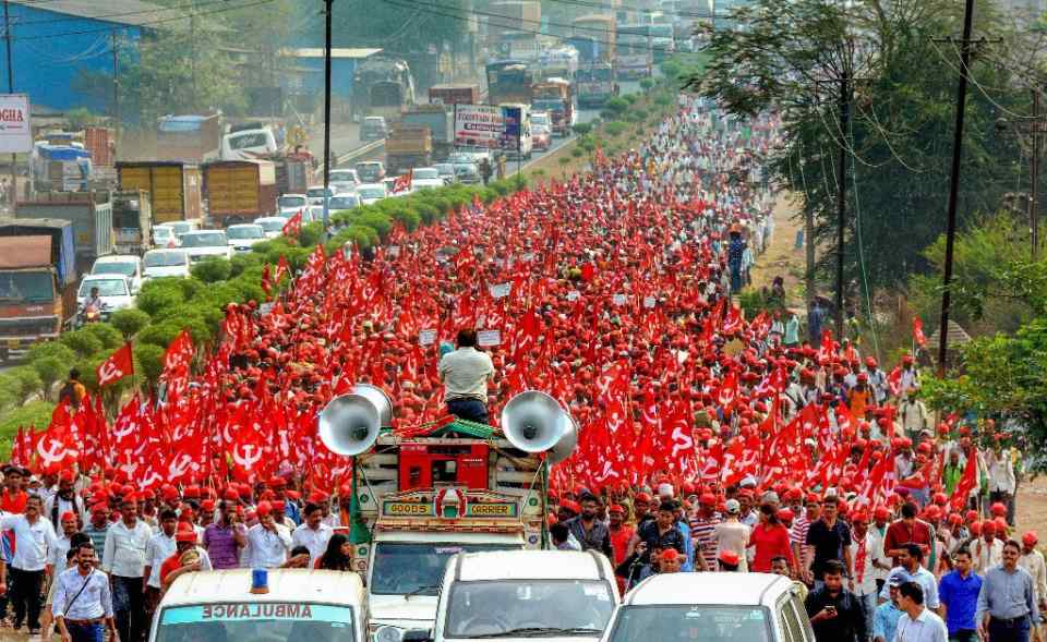 Thousands of farmers from across Maharashtra march to Mumbai. (Source: Facebook)