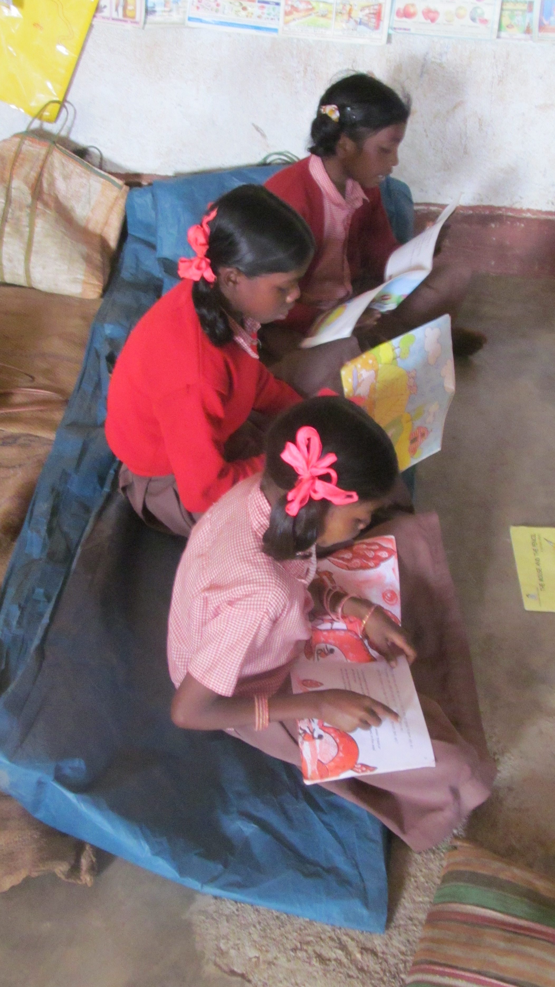 Children reading books written in Mundari, a langauge spoken by the Munda tribe of Eastern India. 