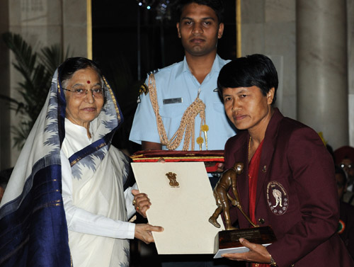 Fromer President Pratibha Devisingh Patil presenting the presenting the Dhyan Chand Award-2010 to Anita Chanu for Weightlifting. (Source: PIB)