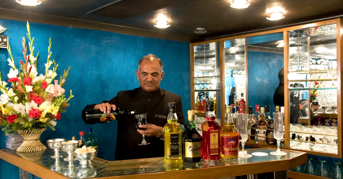 Sip a drink, courtesy the fully-stocked bar on this luxury train! Image Courtesy: Royal Rajasthan on Wheels