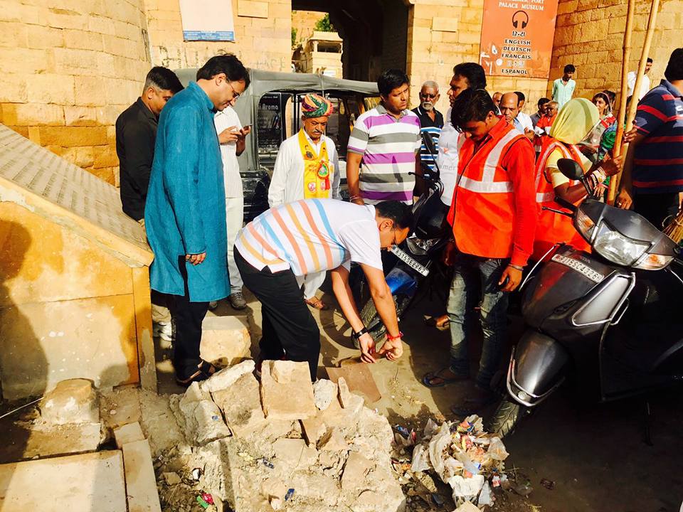 The district collector lending a hand at a sanitation marathon held in Jaisalmer. For representational purposes only. 