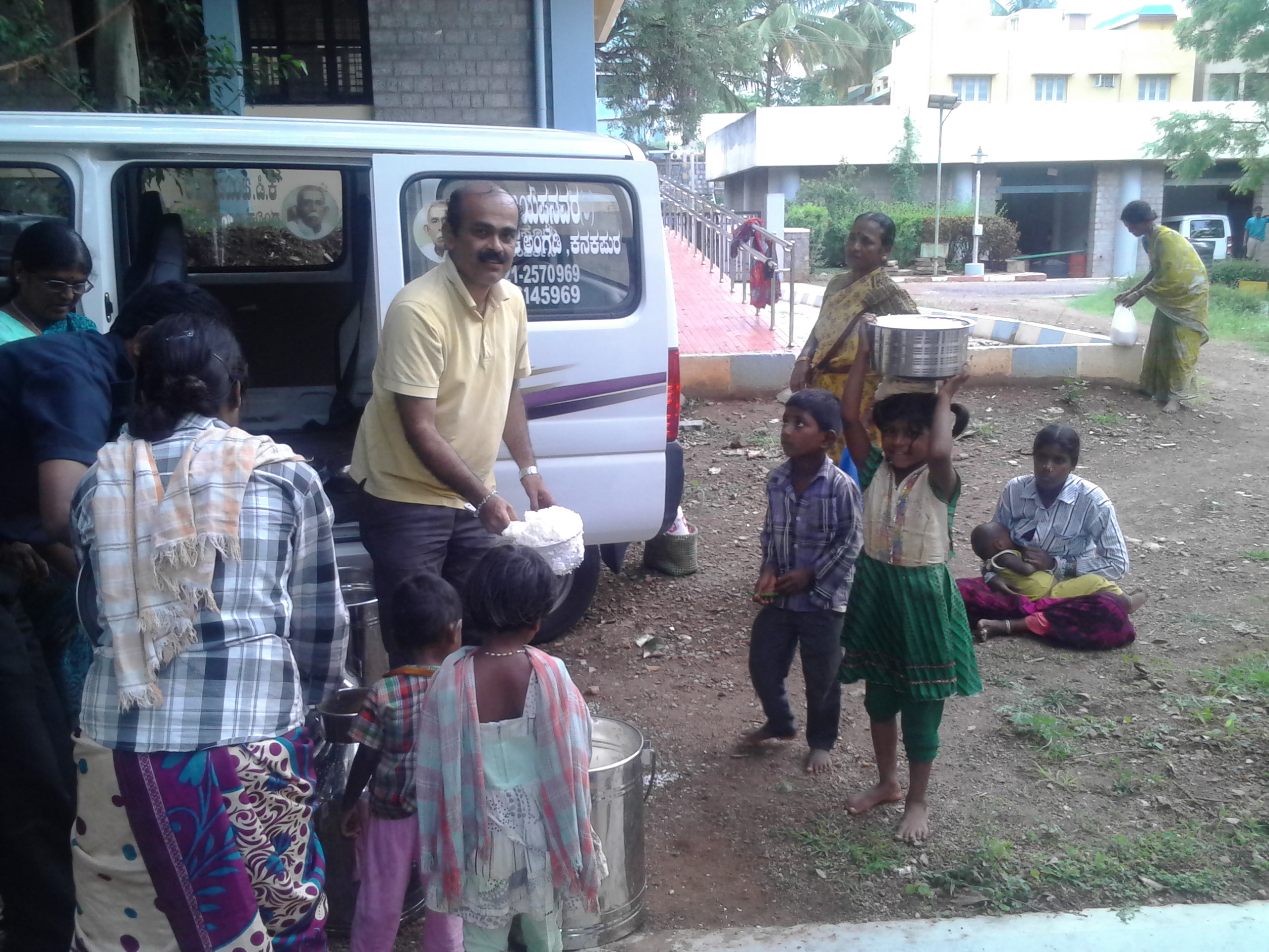 HR Rajendran distributing food in his spare time. (Source: AAF) 