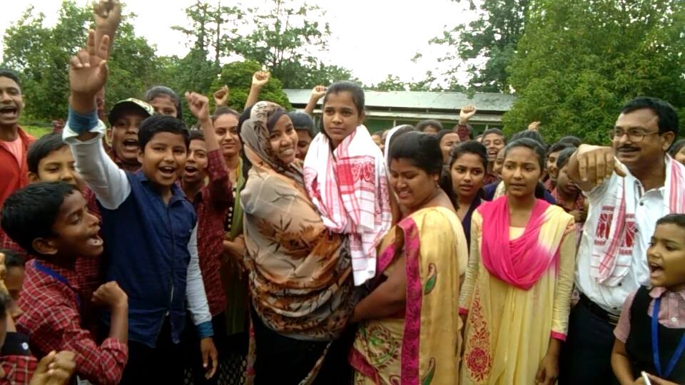 Born Without Hands, Daughter of Auto Driver Aces Boards By Writing With Feet!