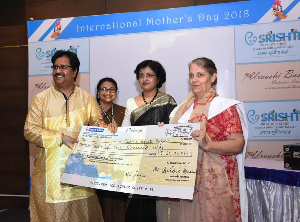 Lindsay Barnes receiving a cheque from Shirshti Clinic in recognition for her work in Jharkhand. (Source: Facebook/Sudip Basu)