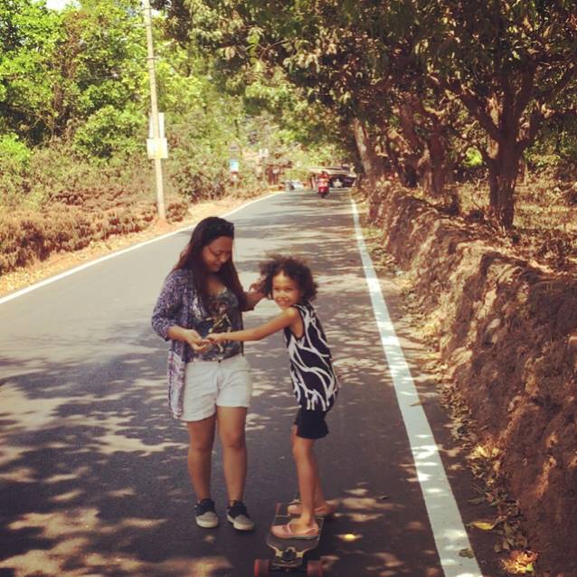 Teaching a child how to longboard. (Source: Facebook/Basica Salam)